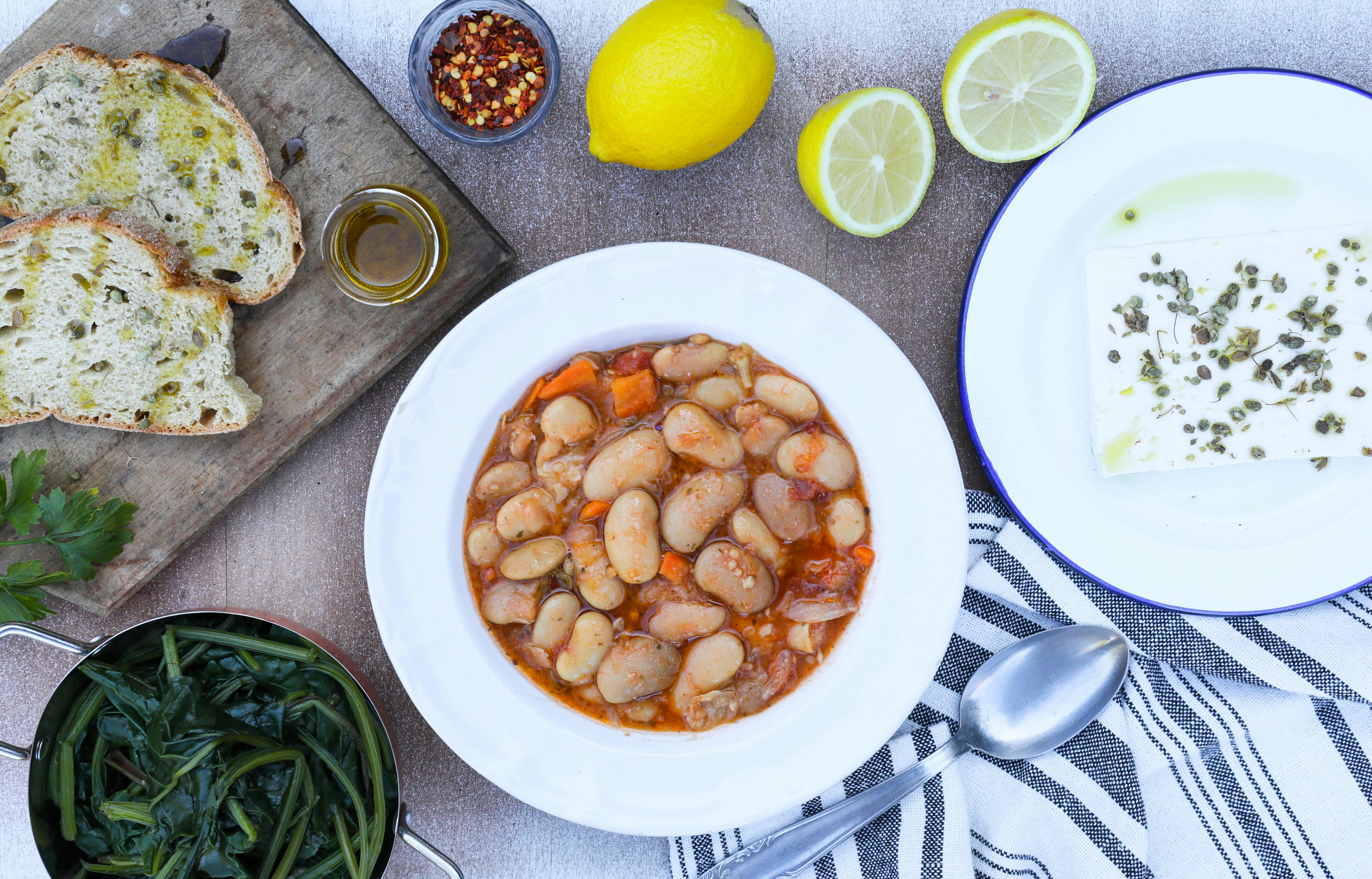 Alimentazione mediterranea semplice con legumi e pane